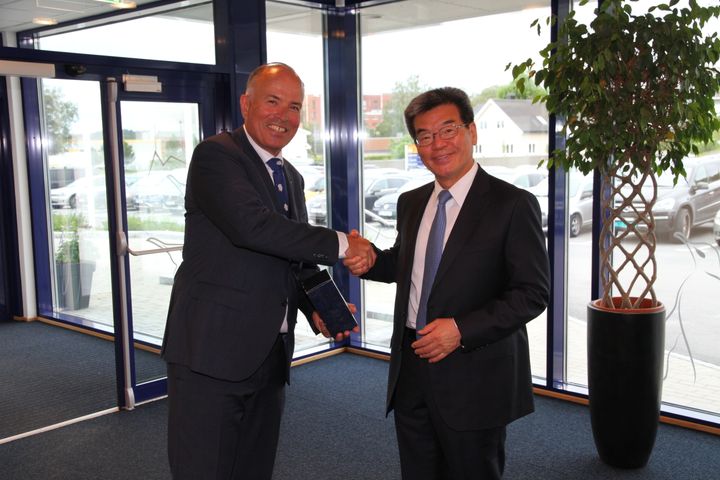 Jotuns styreleder Odd Gleditch d.y. og HHIs toppsjef Ka Sam-Hyun signerte avtalen under den sørkoreanske presidentens statsbesøk i Norge.
