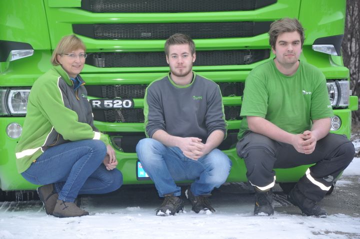 F.v.: Ansvarlig for oppfølging av lærlinger ved Bring i Lom, Wenche Smetop; sjåfør og tidligere lærling Sondre Haugtredet og lærling Anders Olderløkken.