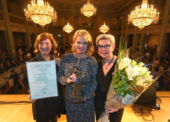 Årets Fredrikkeprisvinner sammen med jurymedlemmer fra Norske Kvinners Sanitetsforening (f.v. Frid-Anne Lønstad, vinner Ellen Arnstad og organisasjonsleder Ellen-Sofie Egeland).