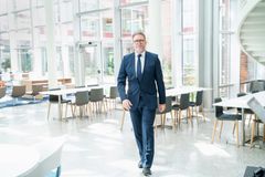 Kjetil Ebbesberg, DNVs finansdirektør vandrer gjennom en tom kantine. Hjemmekontor har vært den nye normalen for DNVs ansatte under hele pandemien.
