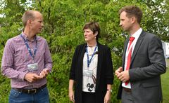 Anders Karlsson-Drangsholt (Bellona, t.v.), Anne Hilde Midttveit (Lerøy) og Lars Wasa Andersen (ABB) diskuterer studien for lakse- og ørretproduksjon i sjø uten utslipp av klimagasser, NOx og SOx.
