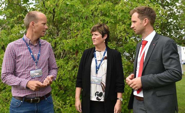 Anders Karlsson-Drangsholt (Bellona, t.v.), Anne Hilde Midttveit (Lerøy) og Lars Wasa Andersen (ABB) diskuterer studien for lakse- og ørretproduksjon i sjø uten utslipp av klimagasser, NOx og SOx.