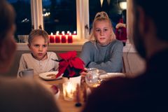 - Undersøkelser Av-og-til har gjennomført blant norske barn og unge viser at flertallet blant dem synes voksne kan drikke maks to glass når de er sammen med barn. Det tenker jeg er en nyttig pekepinn, sier Randi Hagen Eriksrud i Av-og-til.