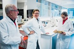 I dag består Aquateam COWI av åtte ansatte hvorav seks har doktorgrad. - Alle oppdrag skal ha et preg av forskning og utvikling, enten i vårt eller kundens perspektiv. Slik vil vi alltid kunne tilby de nyeste og mest bærekraftige løsningene for kundene våre, sier Eilen Arctander Vik (til høyre). Foto:
Ragnhild Heggem Fagerheim / COWI