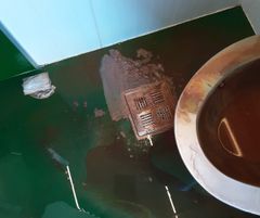 Slik vil vi ikke ha det på rasteplass-toaletter. Foto: Statens vegvesen