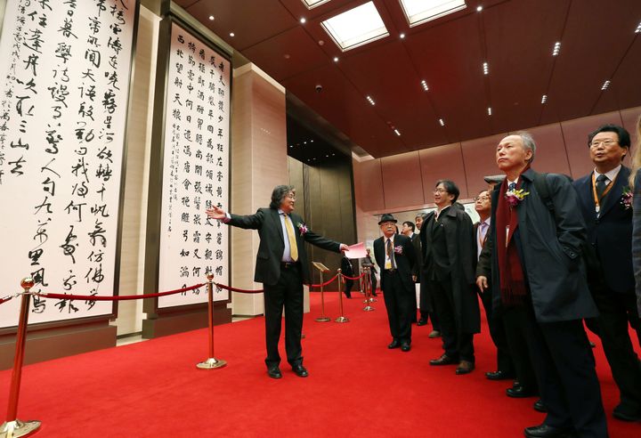 Chinese and foreign guests visit the calligraphy works at the main venue of the Qingdao Summit of the Shanghai Cooperation Organization (SCO) after the opening ceremony of the symposium.