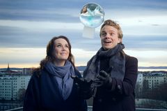 Ida Nysæter Rasch og Erik Solbakken skal lede Idrettsgallaen fra Hamar OL-amfi 7. januar 2017. (Foto: Julia Marie Naglestad/NRK)