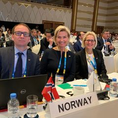 Magnus Sverdrup, leder av internasjonal avdeling, idrettspresident Berit Kjøll og generalsekretær Karen Kvalevåg er tilstede på generalforsamlingen i ANOC.
