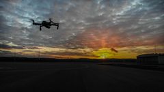 Norsk luftambulanse og Avinor samarbeider om et nytt dronevarslingssystem, som gir helikopterpiloter varsel dersom de flyr i nærheten av drone (Foto: Avinor)
