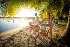 Mange leier seg en sykkel for å finne sin egen badebukt eller strand på Rarotonga og Aitutaki.