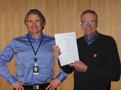 NY AVTALE: Administrerende direktør Vegar Styve i Frende Forsikring (tv) og Bernt Brovold, president i Det frivillige Skyttervesen.
