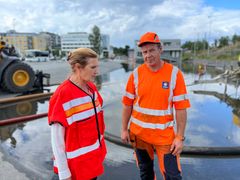 En sterkt preget vegdirektør Ingrid Dahl Hovland ser på skadene ekstremværet Hans har forårsaket på Gjøvik. Foto: Erik Larsstuen, Statens vegvesen