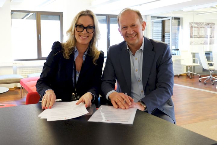 Administrerende direktør i Innovasjon Norge, Anita Krohn Traaseth og administrerende direktør i Eksportkreditt Norge, Jarle Roth signerte i dag samarbeidsavtale. Foto: Eksportkreditt Norge