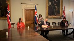 Norges Chargé d'affaires Vibeke Rysst-Jensen (f.v.), Islands ambassadør til Storbritannia Sturla Sigurjónsson og Storbritannias forhandlingsleder Charlotte Heyes signerte i dag den midlertidige vareavtalen i London.