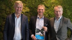 Rambølls administrerende direktør Ole-Petter Thunes, hadde med seg rapporten "Bærekraft i praksis" da han denne uken besøkte Skifts podcast Klimaoptimistene, ledet av Erik Solheim og Jens Ulltveit-Moe. Foto: Rambøll