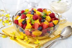 Påskens beste dessert er en fruktsalat eller et stort fat med oppskåret frukt og bær.