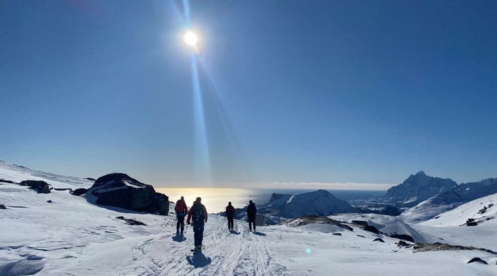 Fint vær og fine fjell i Lofoten 23. mars, men studer bratthetskartene nøye når du planlegger påsketuren. Det kan hindre deg i å utsette deg for snøskredfare. Foto: hrb/NVE