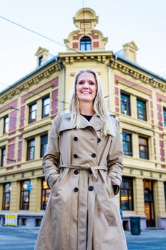 Tina Mari Flem (41) er ny sjefredaktør og administrerende direktør i NTB. Her utenfor nyhetsbyråets nye lokaler i Pressens hus i Oslo. Foto: Håkon Mosvold Larsen / NTB.