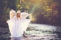 Engelen – Velsigner elva og gir håp og tro, Modell: Hedda Heyerdahl Braathen, Fotograf: Ilona Berzina