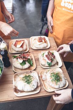 Varme brødtallerkner er en slags pizza fra vikingtiden. Toppingen varieres etter eget ønske - her er det laget noen frokostvarianter basert på egg og bacon.