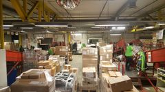 Full fart på Postens Godssenter i Oslo. Her satte de rekord med 208.000 pakker på ett døgn i forrige uke.