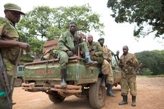 Oppsynsmenn ved Garamba nasjonalpark i Kongo forbereder seg på å patruljere området. Foto: National Geographic /Toby Strong.