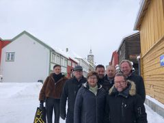 Hardangerrådet på besøk i Røros. F.v. Lisbeth Bygstad Celik, kultursjef i Eidfjord, Jostein Ljones, ordførar i Kvam herad og rådsvaraordførar i Hardangerrådet, Solfrid Borge, ordførar i Ullensvang herad, Hans Petter Thorbjørnsen, ordførar i Ulvik herad og rådsordførar i Hardangerrådet, Toralv Mikkelsen, styreleiar i Hardangerrådet iks., Jostein Eitrheim, dagleg leiar i Hardangerrådet og Jon Larsgård, ordførar i Jondal kommune. (Foto: Simen Bjørgen/Kulturminnefondet)