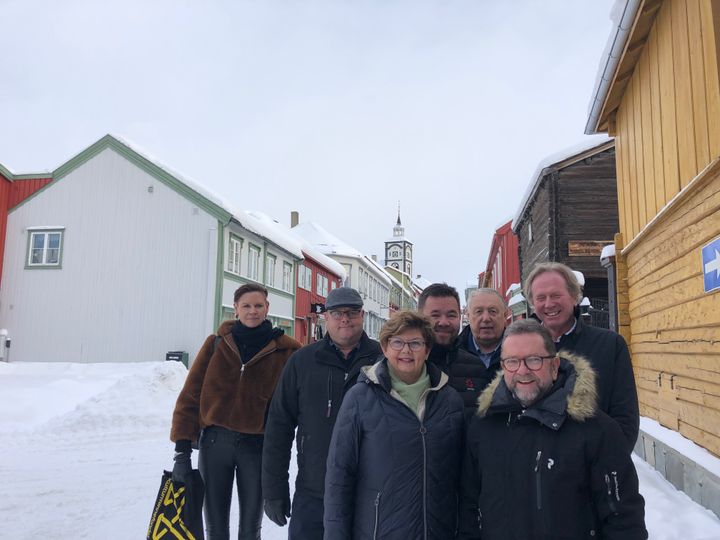 Hardangerrådet på besøk i Røros. F.v. Lisbeth Bygstad Celik, kultursjef i Eidfjord, Jostein Ljones, ordførar i Kvam herad og rådsvaraordførar i Hardangerrådet, Solfrid Borge, ordførar i Ullensvang herad, Hans Petter Thorbjørnsen, ordførar i Ulvik herad og rådsordførar i Hardangerrådet, Toralv Mikkelsen, styreleiar i Hardangerrådet iks., Jostein Eitrheim, dagleg leiar i Hardangerrådet og Jon Larsgård, ordførar i Jondal kommune. (Foto: Simen Bjørgen/Kulturminnefondet)