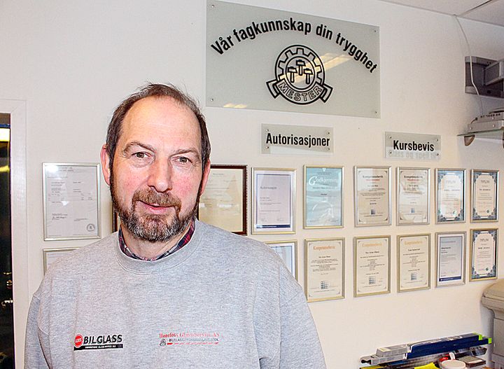 Per Arne Olsen selger sitt livsverk på Hønefoss.