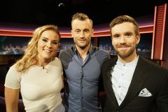 SENKVELD-GJEST: Petter Northug sammen med programlederne Helene Olafsen og Stian Blipp under kveldens Senkveld-opptak. Foto: Håvard Solem, TV 2.