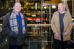 – Vår ambisjon er å gi befolkningen i Sør-Varanger en avis med enda bedre innhold, og annonsørene en enda bedre markedsplass, sier konserndirektør Pål Eskås i Amedia. (t.v). Styreleder Odd Reidar Øie sier salget er riktig for avisas videre utvikling. Foto: Remi Presttun, Romerikes Blad/Amedia.
