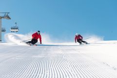Søndag 28. april er siste skidag for sesongen i Trysil. Forholdene på Høyfjellssenteret er fortsatt bra. Her Robin Von Braun (t.v.) og Amanda Lingøy i bakke 53. Foto: Ola Matsson