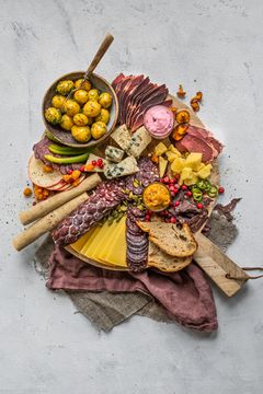 Spekemat er alltid godt og passer de fleste anledninger. Her er det rein som spiller hovedrollen, og har selskap av oster, tyttebærrømme og multesalsa. Foto: Sara Johannessen.