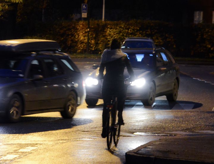 I mørket er alle syklister grå. Enda mindre synlig blir du om det regner og veibanen er våt. Foto: Knut Opeide