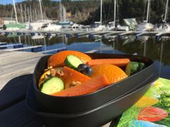 Deilig pausemat ved  sjøen i påsken.