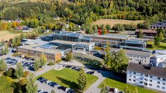 På Lillehammer holder høgskolen til på Storhove, vel fem kilometer fra sentrum. Statsbygg rangerer flytting til et nybygg nær sentrum som det beste alternativet. Foto: Høgskolen i Innlandet.