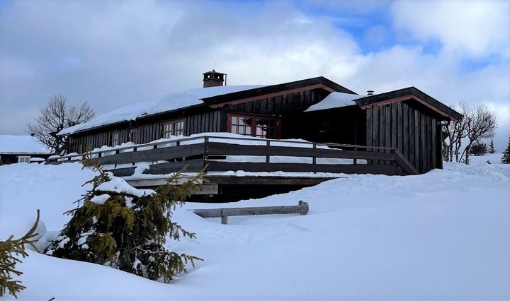 Strømpriser og stram økonomi påvirker hytteeiere denne vinteren. 5 prosent har vurdert å selge hytta. Foto: Fremtind.