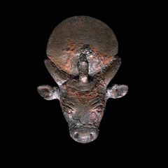 Bronsehode av en okse fra rundt 664-525 f.Kr. som forestiller den egyptiske guden Apis. Mellom hornene har oksen en rund skive; det er solen. Den temmede oksen representerte disiplinert fysisk styrke, viktig for å dyrke jorden. Okse-kultus var et fenomen i de gamle middelhavskulturene i mer enn 2000 år. Foto: Lill-Ann Chepstow-Lusty.