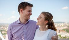Ragnar Morken og Maria Lines Arntzen er blant brudeparene som har testet Skatteetatens digitale løsning for prøving av ekteskapsvilkår.
– Vi anbefaler alle andre brudepar å bruke den. Det var kjapt og enkelt, sier Maria og Ragnar. (Foto: Skatteetaten)