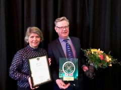 Nina Sundqvist, adm.dir i Matmerk og Ole Mindor Myklebust i Myklebust Hvalprodukter under utdelingen av Spesialitet-merket.