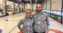 Søsknene Maia og Magnus Ramsfjell skal representere Norge i mixed doubles-VM i Geneve. Foto: Privat.