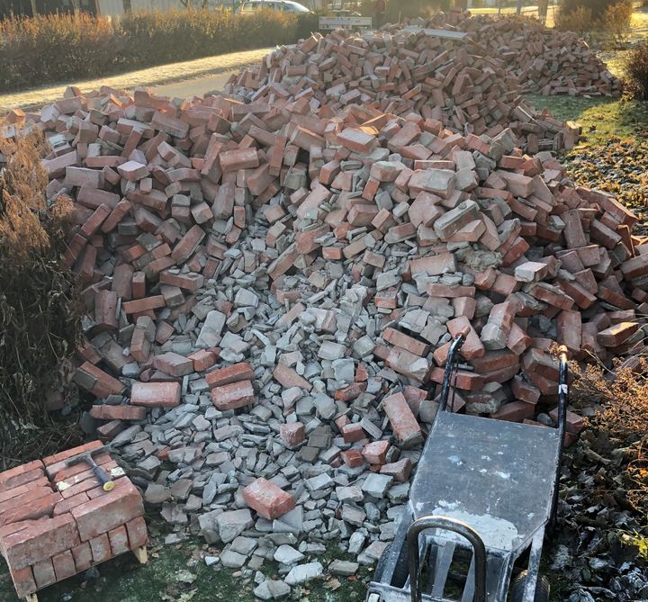 Gjenbruk av byggematerialer er effektiv ressursbruk, men i Norge ender brukt teglstein som regel opp som avfall. Foto: Fredrik Slapø