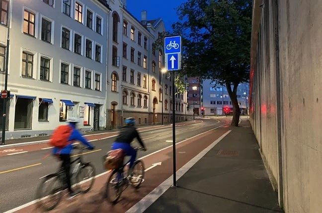 Envegsregulert sykkelveg med fortau er testet ut i Åkerbergveien i Oslo. (Foto: Jan Sverre Asmyr)