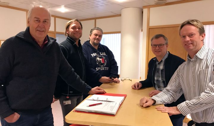 Industriinkubatoren Proventia AS i Telemark skal forvalte presåkornkapital for første gang. Her sammen med to av bedriftene. F.h.Tore Halvorsen fra Proventia og Vekst i Grenland, Geir Gregersen fra UVE Cleantech AS, Lars Ludwig Sandell fra Dignatio AS, daglig leder i Proventia Jørn Roar Bamle, og Gard Madsen fra Proventia og Herøya Industripark. Foto: Tone Brekke/Herøya Industripark