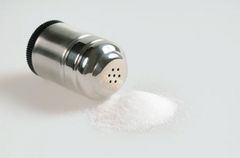 Balansert kosthold gjelder også salt. Vi trenger njoe salt, men ikke mer enn maks 5 gram per dag. (Foto: yayimages.com)