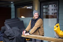 Niklas Silseth Baarli skal lære seg å bli mer praktisk og handy.  Foto: TV 2.