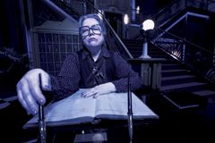 Kathy Bates i rollen som resepsjonisten Iris. Foto: Frank Ockenfels/FOX