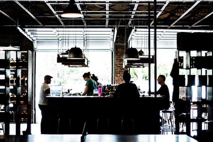 En felles smittevernveiledning vil være et viktig verktøy for store og små serveringssteder i en krevende smittesituasjon. Illustrasjonsbilde: Pixabay