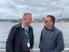 Erik Stormyr (t.v.), prosjektdirektør for Hywind Tampen og Jean-Marc Dessapt, internasjonal direktør i AD’OCC, utenfor Hywind Tampen, som skal bli en flytende havvindpark med 11 vindmøller når den står ferdig i 2022. Foto: Innovasjon Norge.