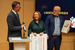 Betty Steinsvik og Helge Habbestad (t.h) her i forbindelse med at de mottar Likestillingsprisen ved UiT for 2022 av rektor Dag Rune Olsen. Foto: Jørn Berger-Nyvoll / UiT